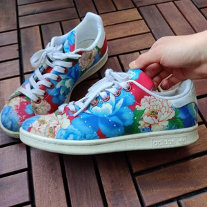 Adidasskor - världens ballaste adidasskor! har tyvärr växt ur dem :( de är köpta för 900, har använt dem få gånger så de är fortfarande i princip nyskick! de är lite smutsiga på bilderna men rengörs självklart innan köp! pris 300 plus frakt 💙