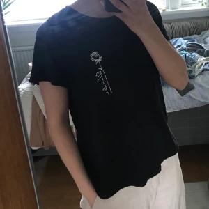 Svart t-shirt - Fin vanlig svart t-shirt med en liten ros som detalj. Super gullig att matcha med vad som. 