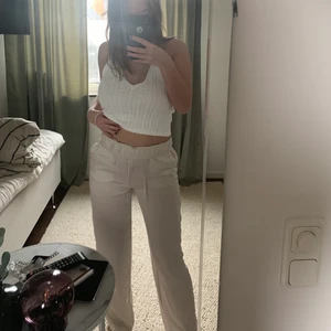 Linnebyxor - Säljer ett par linnebyxor i superfint skick! Köptes i affär förra sommaren och säljer då jag inte fått någon användning för dem tyvärr💕 storlek 36.                             BUD: 300kr