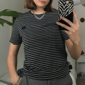 Acne t-shirt - En randig t-shirt från Acne studios. I bra skick. Köpare står för frakt.