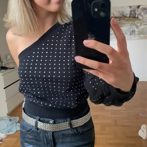 Köfta - Super cool tröja! Sparsamt använd och alla paljetter är på! Strlek 36