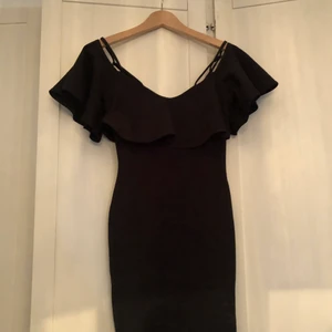 Super snygg klänning från Nelly - Super snygg klänning från Nelly. Den har en väldigt fin passform. Använd ett fåtal gånger. Den är i storlek xs. Det är band så att den ska sitta som ett linne men så trär man i armarna i volangerna. Skriv för mer bilder och info🥰 säljer för 150 ink frakt!