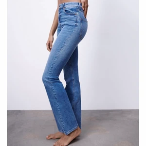 Flare jeans från Zara - Säljer nu min Flare jeans från Zara då de längre int ekommer till användning. Har sjölv klippt slits i dom, skriv för fler bilder. Strl 34. Frakt ingår ej i priset, kan även mötas upp. Betalning via swish. Original pris är 400kr och säljer för 80kr.