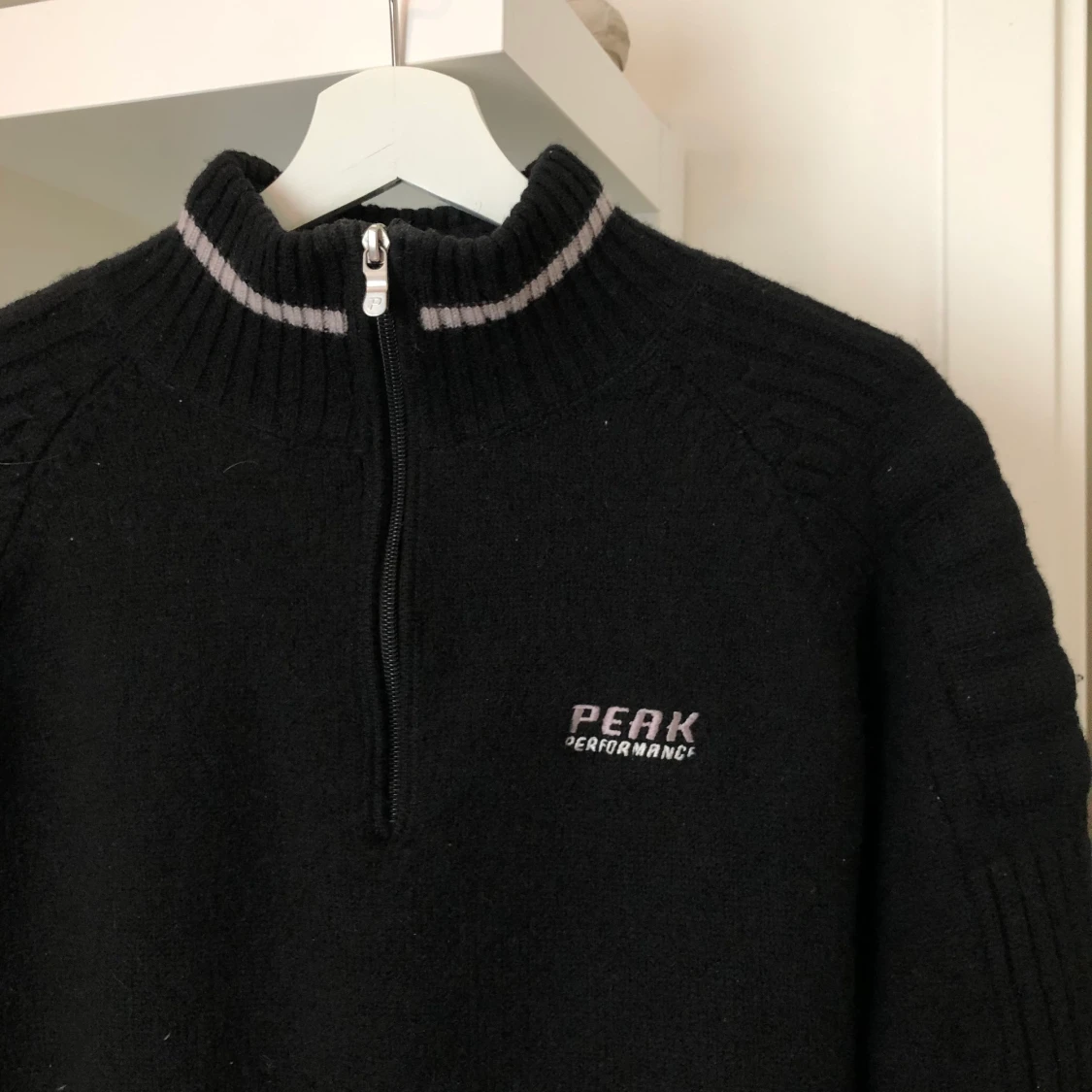 Vadderad stickad polo