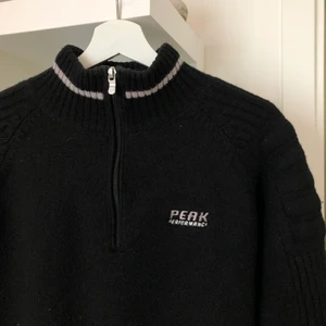 Vadderad stickad polo - Fodrad friluftströja från PEAK performance i Ull. Passar M och L