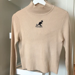 KANGOL tröja - Beige ribbad longsleeve från KANGOL X H&M, aldrig använd - etiketter kvar