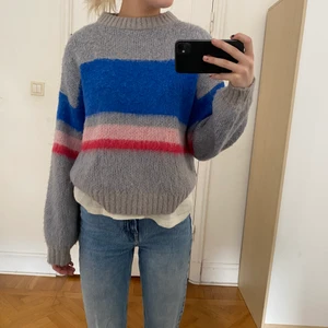 Pieces tjocktröja, strl S - Säljer denna supersnygga och härliga tjocktröja från Pieces. Den är väldigt skön och även bra kvalité! 💕