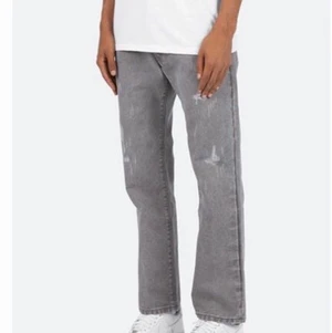 Baggy jeans mnml - Jeans i modellen baggy från MnML, tyvärr så passade dom inte mig och returen kostar 500 kr så jag väljer att sälja dom här istället. Dom är i färgen grå med lite slitning, inga flaws med tags. Dom hade passat storlek 34 rätt bra. Köpta för 570kr säljes för 350. Frakten står kunden för!
