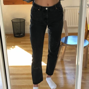 Monki jeans  - Svarta monki jeans som köpte förra året, lite urtvättade annars fint skick. Lite slitningsdetaljern som är en del av modellen (vid fickor typ). Är rak passform, passar mellan W26-29 skulle jag säga beroende på hur tighta man vill ha dem. Jag har W26. 100 kr + eventuell frakt ☺️