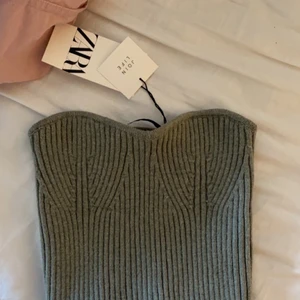 Bandeau topp zara - Super fin oanvänd bandeau topp som sitter så fint på! Slutsåld sist jag kollade☺️💕💕💕 finns kvar tills den är markerad såld så fråga gärna inte det🥰