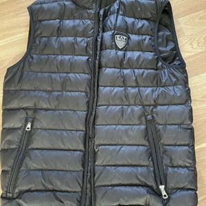 EA7 Armani  - skitsnygg väst knappt använd ny pris 2800