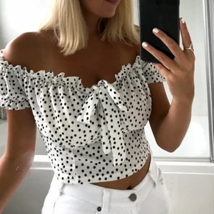 Somrig topp - Supersöt prickig topp! Inköpt förra sommaren men har tyvärr inte kommit till så mycket användning! stretchigt material & i storlek 36, köparen betalar frakten!💞💞😊🌸