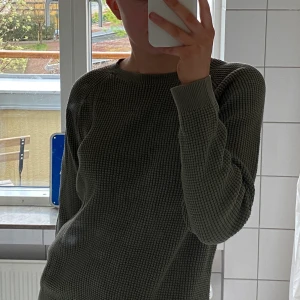Tjocktröja i millitärgrön - Använd fåtal gånger 💕 tjockare material