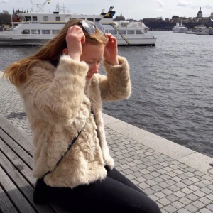 Fauxfur jacka - Säljer en snygg beige pälsjacka (fuskpäls) från ZARA då den inte kommer till användning.  Är en junior storlek men passar mig som vanligtvis använder XS. Skicka iväg ett meddelande om du undrar över något mer 😊