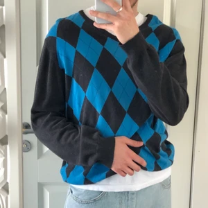 Blå tröja med argylemönster - Superfin blå och mörkgrå luftig tröja med Argylemönster. Jättefina färger till sommaren! Utmärkt skick ✨. Köpare står för frakt 💓.