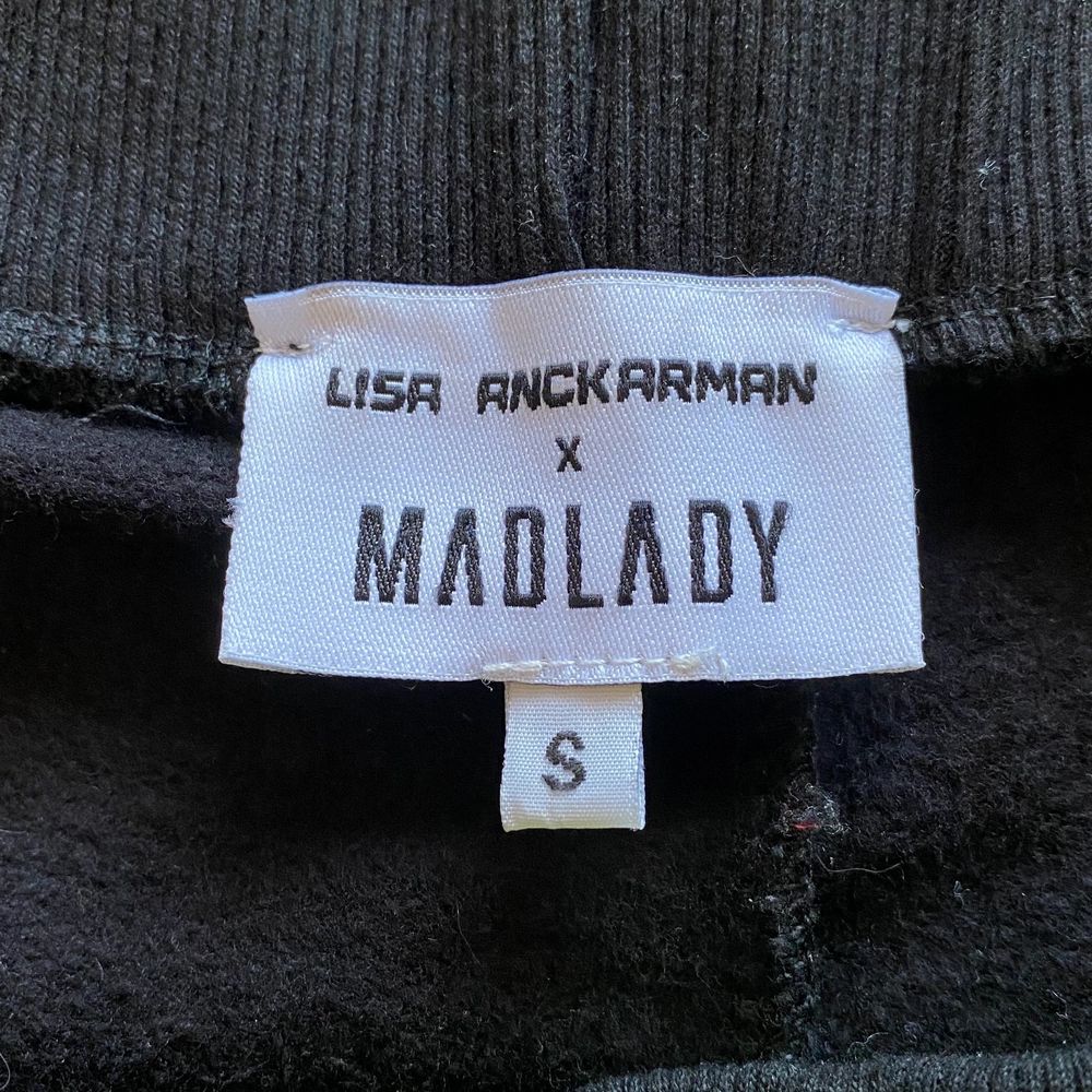 Sköna och supercoola mjukisbyxor från Madlady (Lisa Anckarmans kollektion). Reflex längst sidorna. Fint skick! Text på vänster ficka: ”GAME CHANGER”     SAMFRAKTAR GÄRNA🌸. Jeans & Byxor.