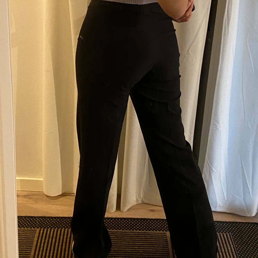 Intresse koll på dessa super snygga svarta mid rise kostymbyxor !! 🖤 Strl s/m, jag har vanligtvis s/m och är 170cm. Köparen står för frakt 💕 Hör gärna av dig ifall du har några frågor☺️. Jeans & Byxor.
