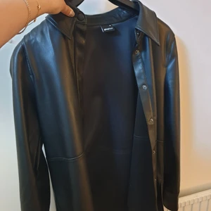 Tunn skinnjacka - Svin snygg skinnjacka till våren, tunnt material passar perfekt till större tröjot under! Passar både Xs-S. Denna är fraktfri!❤