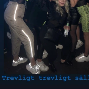 Adidas cargopants stlk 40 - Beiga cargopants från adidas, köpta hos Nelly. Varsamt använda. Reflexer längst sidan, passar bra för långa som korta personer. Köparen står för frakten. 