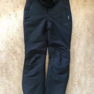 McKinley Snowpants - Snowpants I bought just for a 5 day trip. The bum is worn out a bit, otherwise they’re fine! 