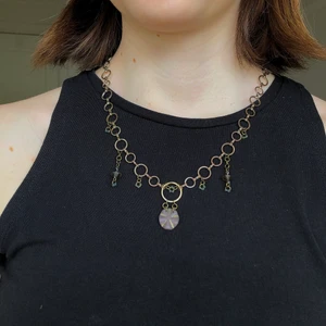 Halsband - Köpte ett halsband second-hand i Hälsingland för några år sedan, som jag nu gjort om! Vet därför inte vilken typ av metall det är, men den ser rätt ”gammal” ut❣️Säljer för 80kr + 12 i frakt!