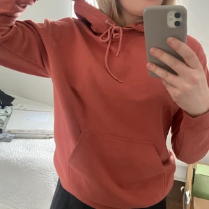Snygg röd-orange hoddie!!🧡 - Hoodie från STAY, Carlings! stl. S/M
