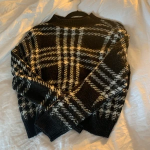 Stickad tröja - Säljer min superfina stickade tröja då den inte kommer till använding✨✨Den är i fint skick✨✨hör av dig om du undrar något💕💕