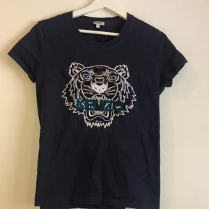 Kenzo t-shirt - Nypris ca 900kr, Använd fåtal gånger, den är mörkblå med broderad logga och perfekt skick! Självklart äkta, köpare står för fraktkostnad 💓storlek S