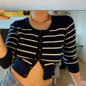 Tröja - Stickad tröja med guldiga knappar i storlek M men sitter som en S