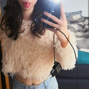 Topp fr. ZARA  - Fin fjädertopp fr. ZARA i strl S som passar XS oxå. Använd 3 gånger väldigt sparsamt, inga tecken på användning och inga slitningar eller trådar. Kund står för frakt💕