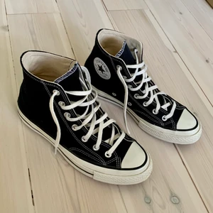 Converse - BUDA BARA om du är säker på att du vill köpa! 🖤 Svarta Converse chuck 70 hi som är använda nån enstaka gång, kommer tyvärr inte till användning hos mig och köpta för ca 1000 kr (slutsålda typ överallt i den här modellen, storleken och färgen)