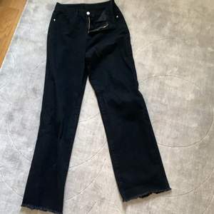 Säljer ett par svarta jeans från shein i storlek i storlek S.