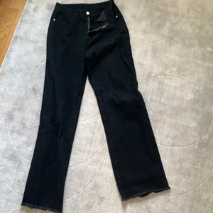 SVARTA JEANS - Säljer ett par svarta jeans från shein i storlek i storlek S.