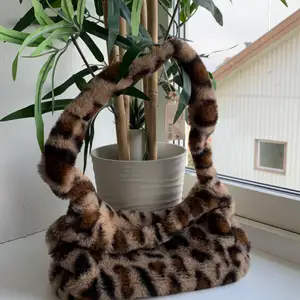 Oavänd leopard handväska som jag nu säljer, super skön kvalitet! Säljer för 100kr + frakt (betalas av köparen) 
