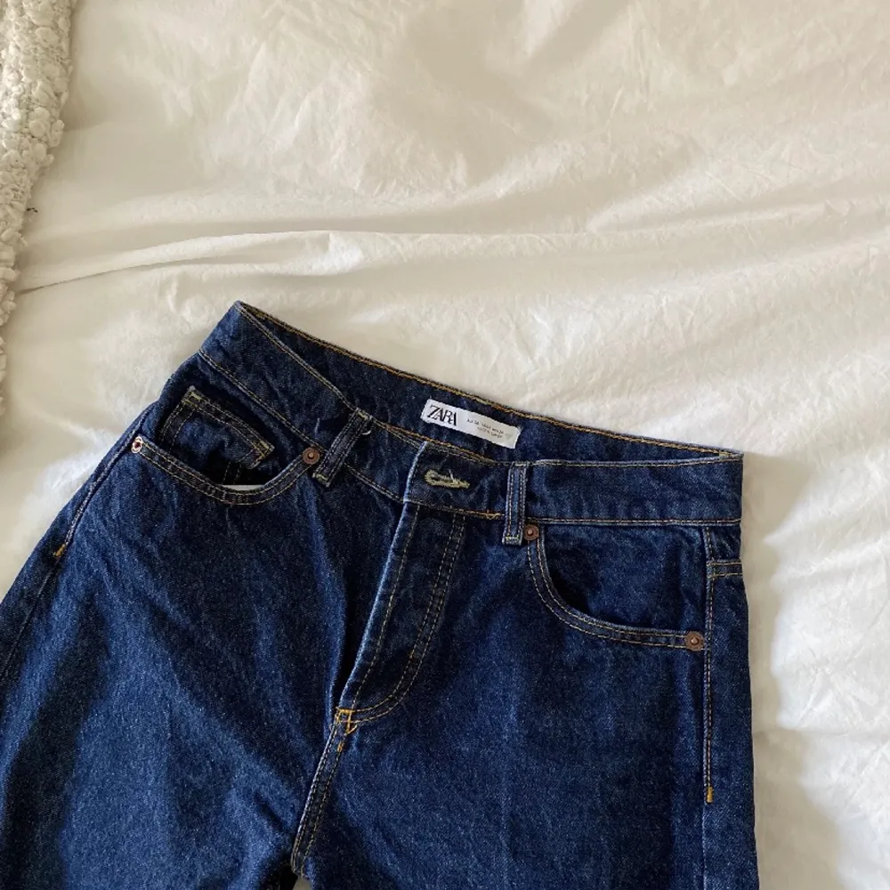 Säljer dessa slutsålda zara jeans som är i super fint skick, använda max 3 gånger!💕. Jeans & Byxor.