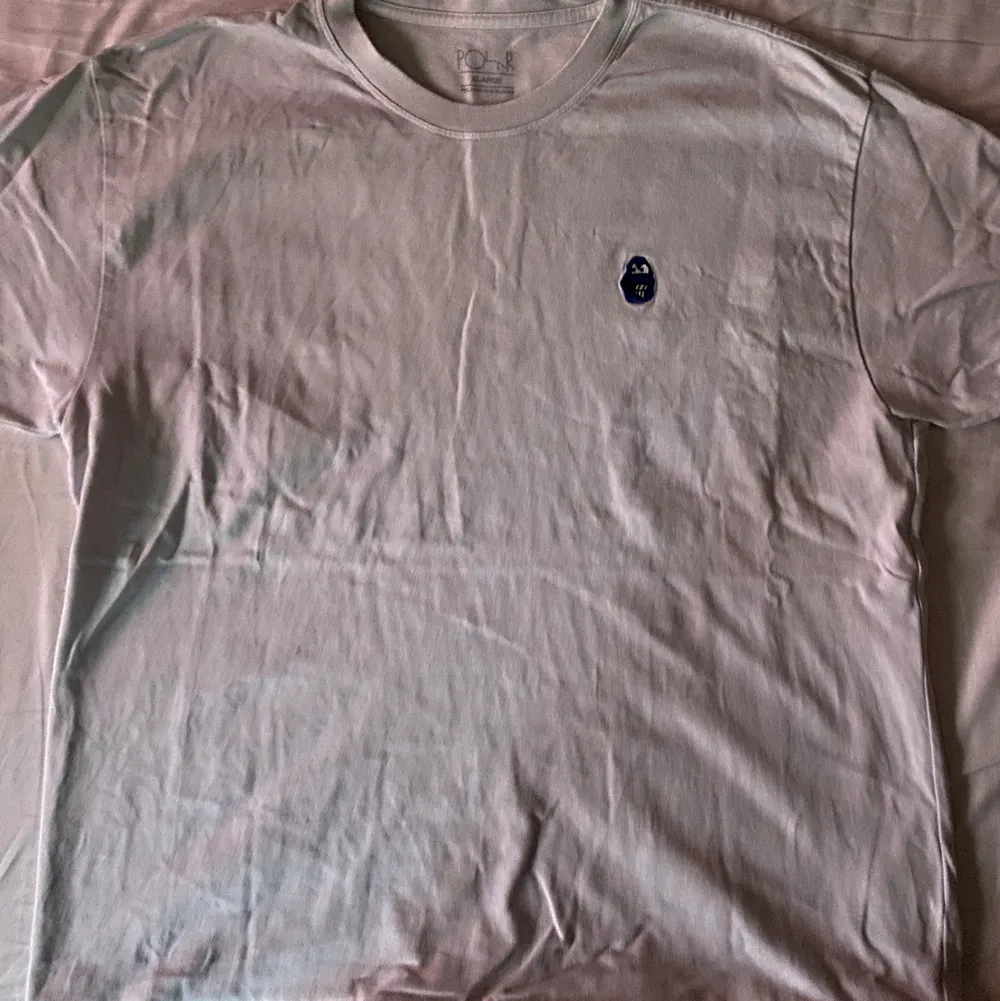 En vit T-Shirt från PolarSkate i fint skick. Använd väldigt få gånger. Originalpriset är 400kr. Kommer strykas innan paketering.. T-shirts.