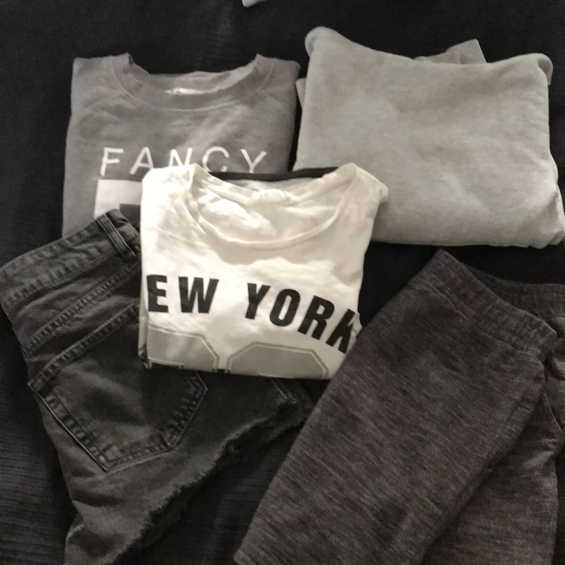 2 hoodies 1 tröja 1 par shorts 1 kjol - 90