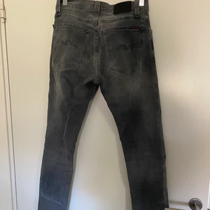 Gråa jeans - Skit snygga gråa jeans från nude, köpta av en tjej på instagram. Men som tyvärr är för små till mig. Dem är raka i modellen och passar säkert en i XS💞