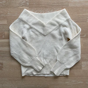 Stickad tröja  - Storlek M från Gina tricot, använd 2 gånger. 