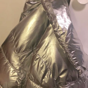 Jacks - Säljer min snyggaste silverjacka från gina, använt få tal gånger men tvär snygg. Köpte för 599 tror jag💗💗