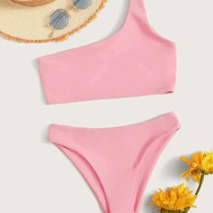 Bikini  - Säljer min fina bikini då den tyvärr inte passade✨✨Aldrig använd, vara testad en gång🤩Det är bara att höra av dig om du undrar något💕💕