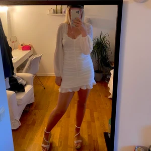 Superfin studentklänning  - Säljer denna fina studentklänning från Nelly, med lapp på då jag hittat en annan! Den är en aning kort på mig som är 173 cm🤍