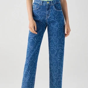 Pull&Bear smiley jeans - Super coola pull&bear smiley jeans köpta från Zalando i storlek 38. Nypris 499 kr. Köpte dom i höstas men har bara använt dom nån gång så dom är i nyskick! Köparen står för frakten. 