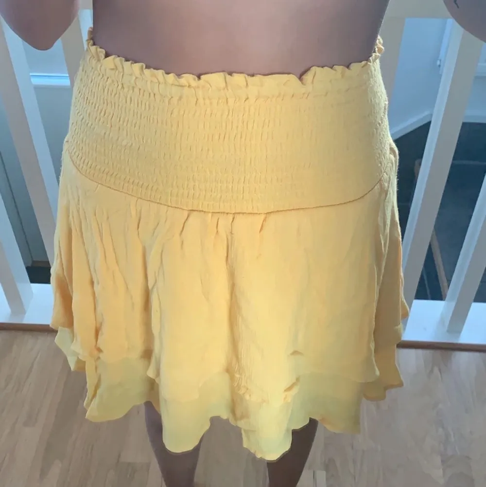 Säljer denna gula söta kjol från nakd. Kjolar.