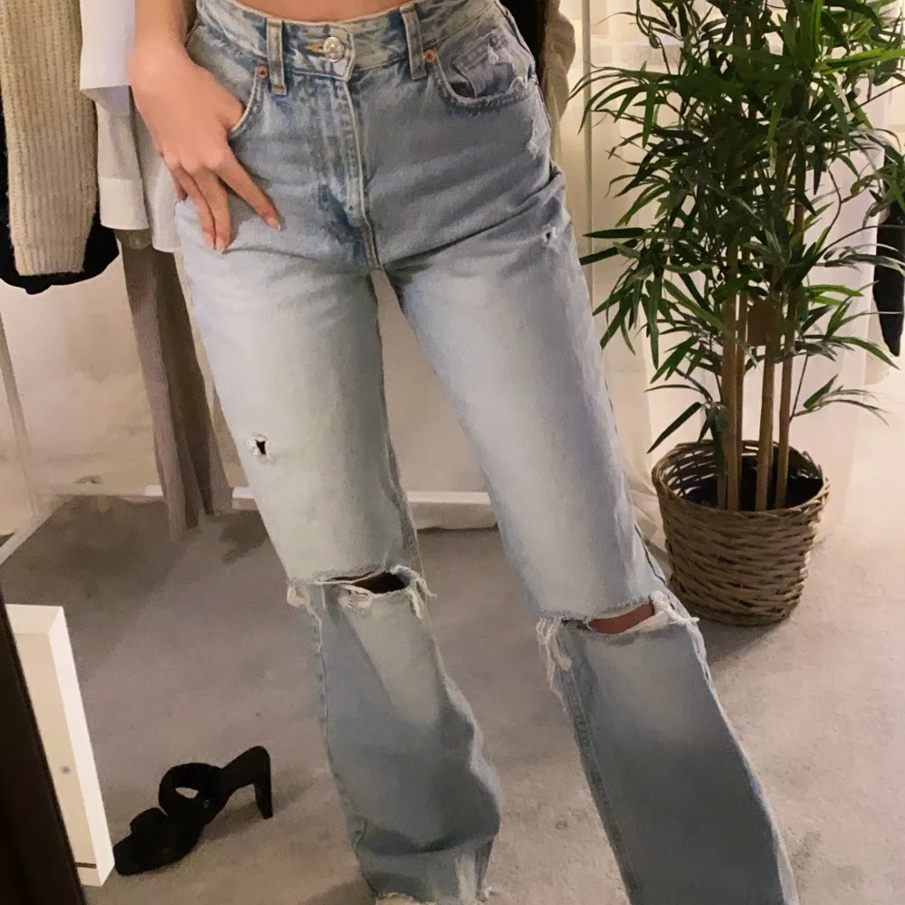 Fina wide pants från Zara med slitning, knappt använda och toppskick!!!! . Jeans & Byxor.