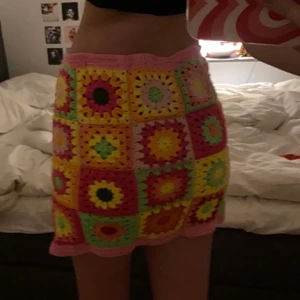 Virkad Kjol - !virkad av mig! jättegullig och somrig granny square kjol, !!färgerna är mycket finare i verkligheten!! den går att göra med vilket mönster och färger som än önskas, tex blommor över hela, eller kanske hjärtan över hela eller blandat. frakt tillkommer eller så går det att mötas i malmö!                                                                                        !!Jag gör customs så om ni har något annat ni skulle vilja ha virkat är det bara att skriva till mig så kan vi lösa de!!