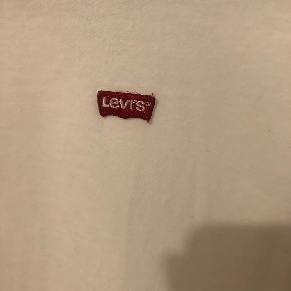 Tröjan är i bomullstyg och har Levis märket precis över bröstet. Använd Max 3 gånger.. T-shirts.