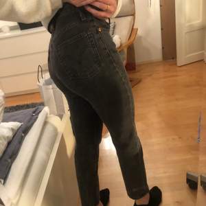 Ursnygga gråa levi’s jeans i modellen 501, storlek W23 L26. Jag är 168 cm lång. De har tyvärr blivit försmå för mig men de är i väldigt bra skick. Köparen står för frakten som kan variera i pris beroende på hur stort kuvert som behövs.