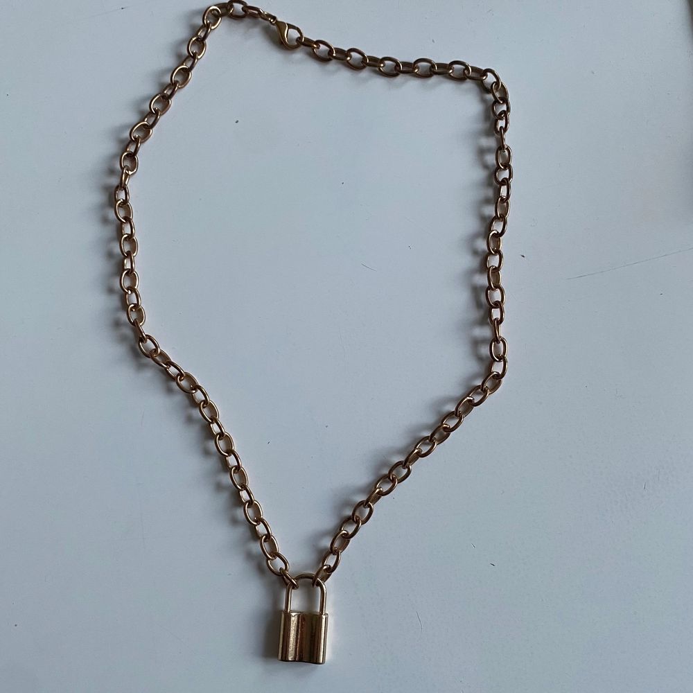 Supercoolt guldfärgat halsband med ett hänglås på! 💛. Accessoarer.