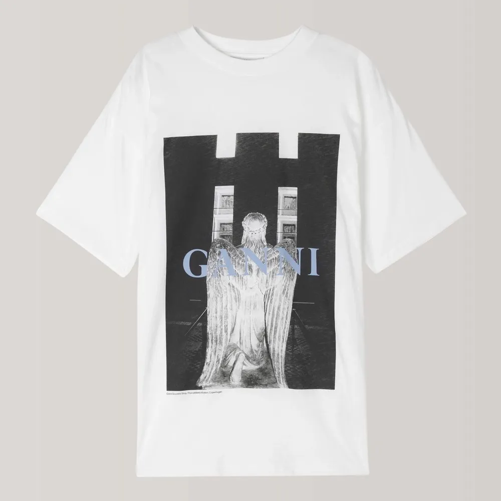 Ganni t-shirt. Strl M, ville ha den lite oversize. Köpt för några år sen men sparsamt använd. Helt slutsåld 🦋. T-shirts.